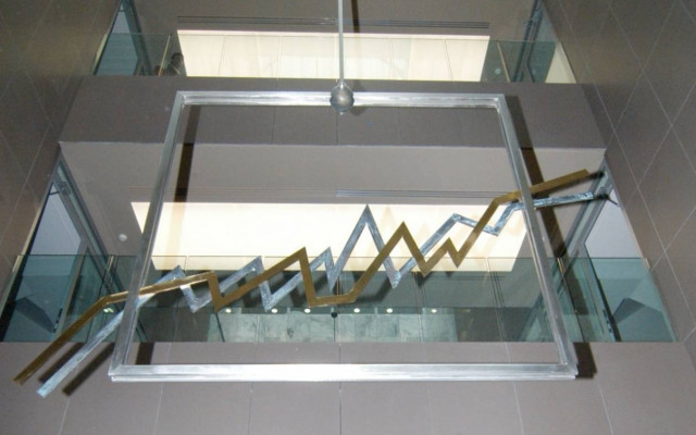 Με δεμένα τα λουριά το ΧΑ