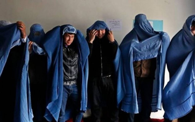 Αφγανιστάν: Άνδρες με μπούρκα διαδηλώνουν υπέρ των γυναικών