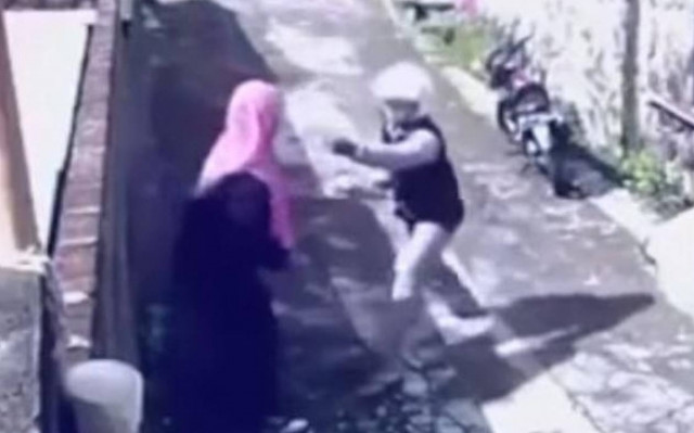 Απίθανη ληστεία για... κλάματα! (video)