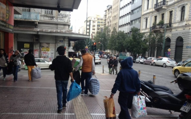 Συνεχίζεται η απελευθέρωση μεταναστών από την Αμυγδαλέζα (photos-videos)