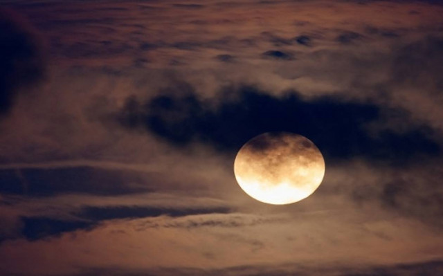 Πανσέληνος με φλόγα, πάθος και βάθος