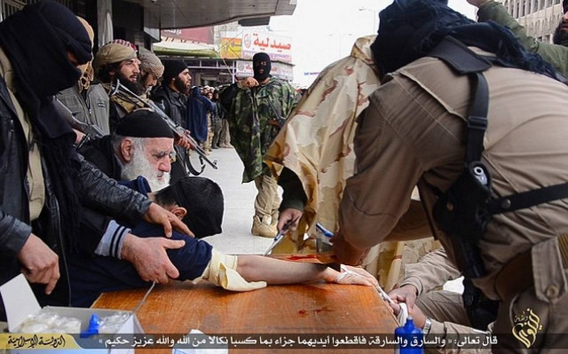 Εικόνες φρίκης: Έτσι «προετοιμάζουν» τα θύματά τους οι τζιχαντιστές (photos)