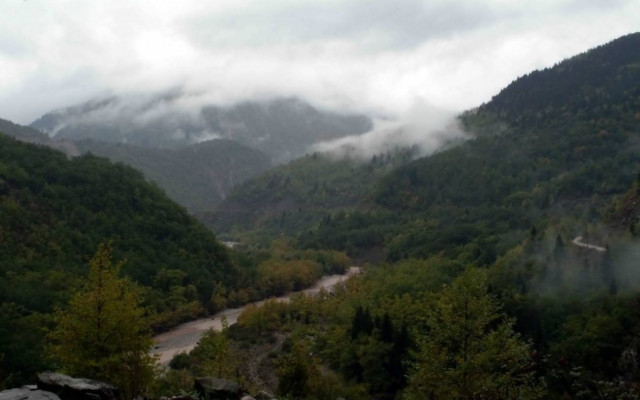 Καταιγίδες σε όλη την ηπειρωτική χώρα – Νέα μικρή πτώση της θερμοκρασίας