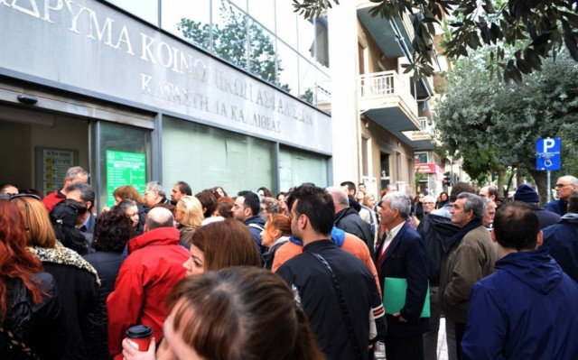 Το αδιαχώρητο στα καταστήματα του ΙΚΑ