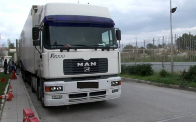 Μετέφερε παράνομους μετανάστες σε δεξαμενές καυσίμων φορτηγού