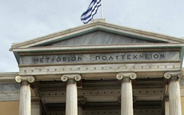 Το ιστορικό κτήριο του Πολυτεχνείου γέμισε με γκράφιτι (photo)
