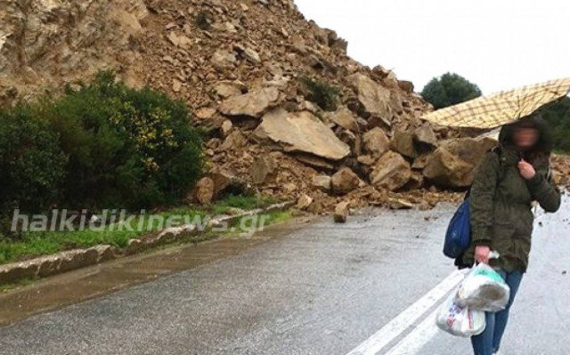 Μεγάλη κατολίσθηση στην Χαλκιδική – Βράχια έφραξαν το δρόμο