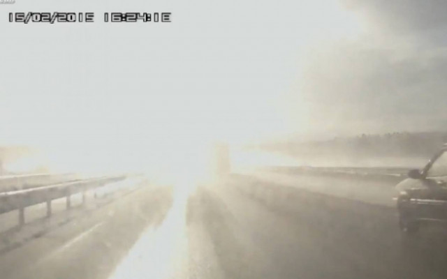 Το εκτυφλωτικό φως προκάλεσε καραμπόλα – Δείτε τη στιγμή της σύγκρουσης (video)