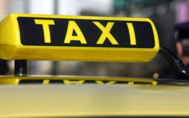 Ταξί «βούτηξε» στη μαρίνα Ζέας