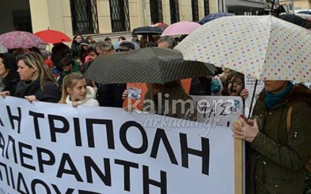 Ο Τατούλης, το μαγιό και τα... σκουπίδια (Video)
