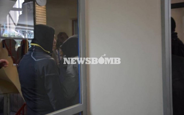 Η στιγμή της εισβολής αντιεξουσιαστών στα γραφεία του ΣΥΡΙΖΑ (photos&videos)