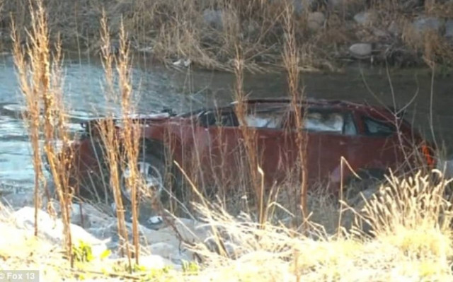 Μωρό βρέθηκε ζωντανό σε μισοβυθισμένο αυτοκίνητο (vid & pics)