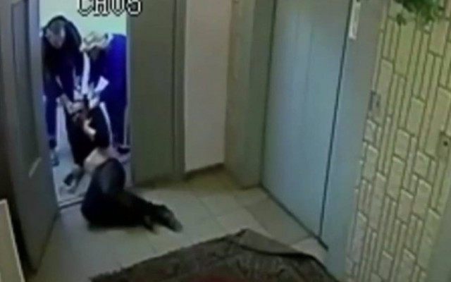 Σοκαριστικό video: Νοσοκόμοι σέρνουν αναίσθητο ασθενή στις σκάλες!