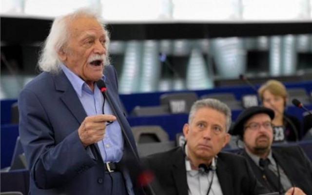 Γλέζος: Βοηθήστε να σταματήσει ο στραγγαλισμός της Ελλάδας