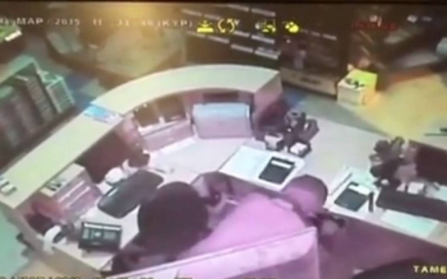 Καρέ - καρέ η διάρρηξη σε κατάστημα της Θεσσαλονίκης (video)