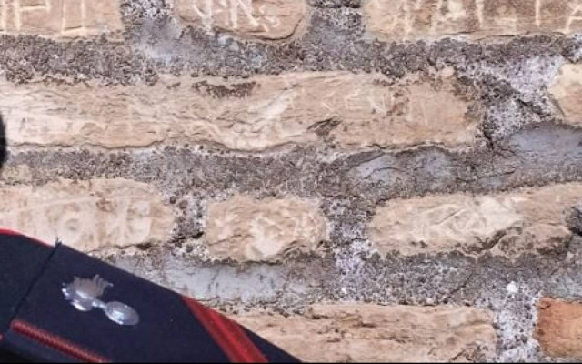 Ιταλία: Αυτά παθαίνεις αν χαράξεις τα αρχικά σου στο Κολοσσαίο! (photo)