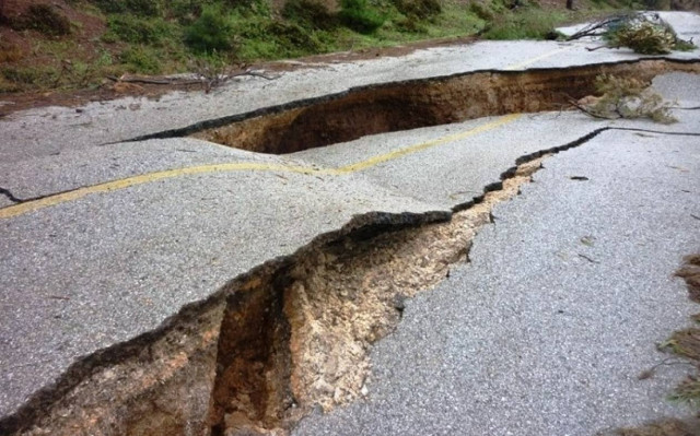 Εύβοια: Άνοιξε η γη στα δύο στις Μαρκάτες (photos)