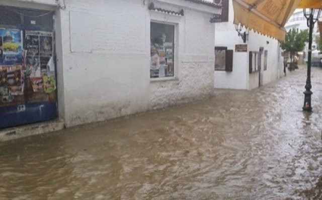 Προβλήματα από τη συνεχή βροχόπτωση στη Σκιάθο