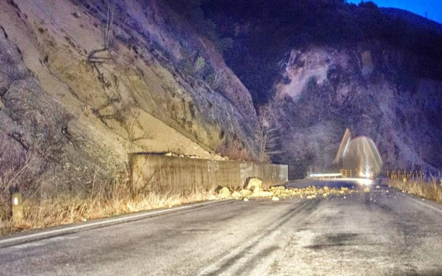 Ημαθία: Κατολίσθηση καταγράφεται στην κάμερα (video)