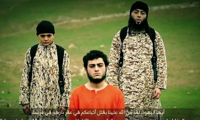 Φρίκη: Δεκάχρονος εκτελεστής του ΙΚ πυροβολεί εξ επαφής «κατάσκοπο» (video)