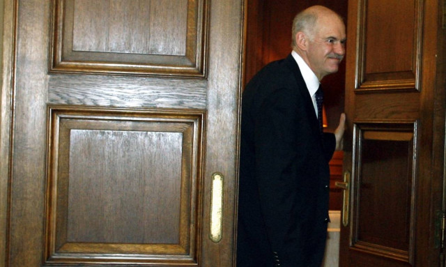 Αρνείται ο Παπανδρέου να παραδώσει το γραφείο του στη Βουλή