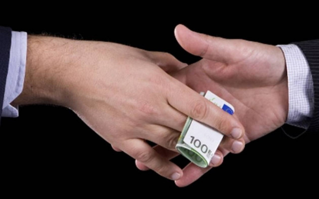 Πώς η κυβέρνηση καταπολεμά το πελατειακό κράτος