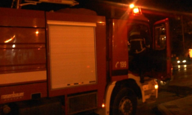 Μεγάλη φωτιά σε αποθήκη στον Πειραιά - Απεγκλωβίστηκε ένα άτομο