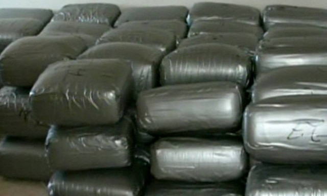 Τρελή καταδίωξη: Πέταξαν από το αυτοκίνητο 170 κιλά μαριχουάνα (video)