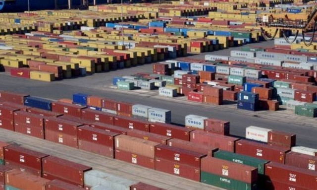 DW: Εφαλτήριο για τις εξαγωγές το ασθενές ευρώ