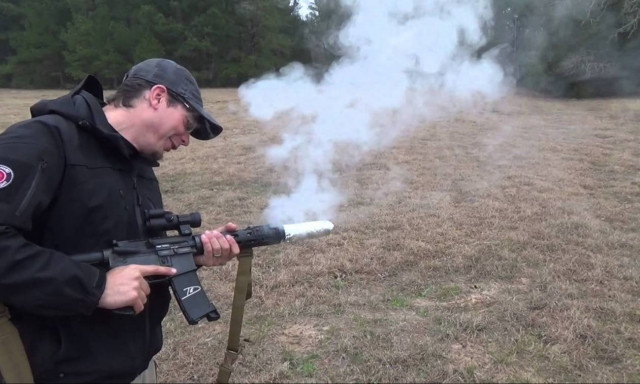 Ψήνοντας... μπέικον στην κάνη ενός όπλου (video)