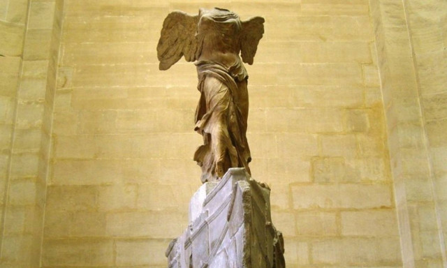 Βιβλίο της Α' Λυκείου μπέρδεψε τη Νίκη της Σαμοθράκης... με τον Ραμσή Β'