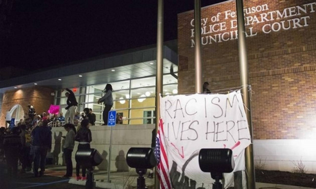 Φέργκιουσον: Δύο αστυνομικοί τραυματίστηκαν σοβαρά από πυρά