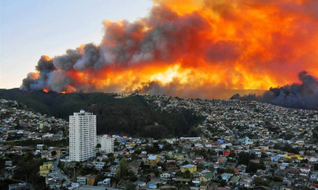 Μεγάλη πυρκαγιά σαρώνει τη Χιλή – 16.000 κάτοικοι εγκαταλείπουν τα σπίτια τους (pics)