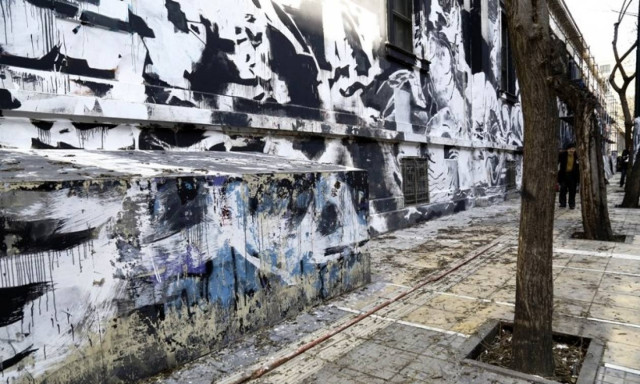 Πολυτεχνείο: Πολίτες διαμαρτυρήθηκαν για τον καθαρισμό του γκράφιτι (photos)