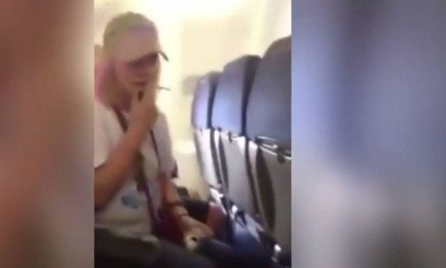 Γυναίκα άναβει τσιγάρο κατά τη διάρκεια πτήσης (Video)