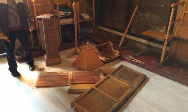 Λεηλάτησαν και βεβήλωσαν το εκκλησάκι των Αγίων Αναργύρων (Photos)