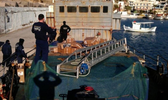 Ποσότητα μαμούθ με λαθραία τσιγάρα έκρυβε φορτηγό πλοίο (Photos)