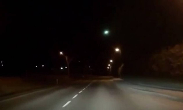 Η στιγμή που μετεωρίτης περνάει ξυστά από τη Γη (videos)