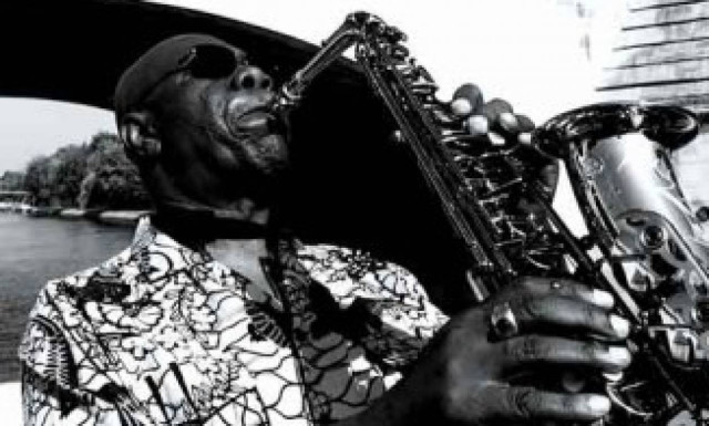 Ο Manu Dibango γιορτάζει με ένα live στο Gazarte: Νέα ημερομηνία