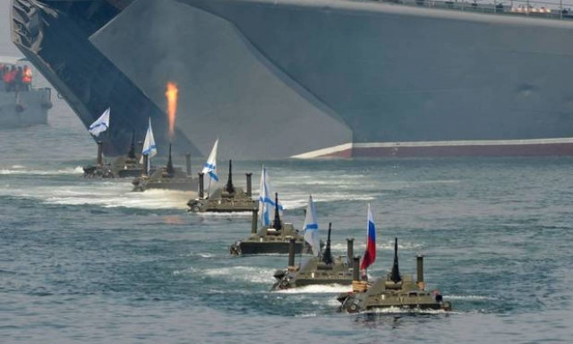 Η «ρωσική αρκούδα» δείχνει τα δόντια της - Εντυπωσιακές εικόνες (video)