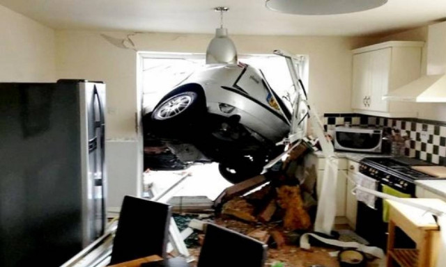 Αυτοκίνητο... καρφώθηκε στην κουζίνα σπιτιού (photos)
