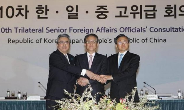 Συνάντηση έπειτα από 3 χρόνια για τους ΥΠΕΞ Κίνας-Ιαπωνίας-Ν. Κορέας