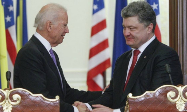 Οι κυρώσεις στη Ρωσία στο επίκεντρο τηλεφωνικής επικοινωνίας Μπάιντεν – Ποροσένκο