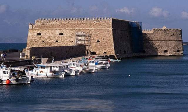 Ηράκλειο: Νεαρός έπεσε στη θάλασσα