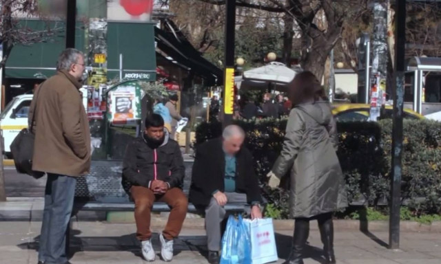 Ρατσιστική επίθεση σε στάση λεωφορείου (Video)