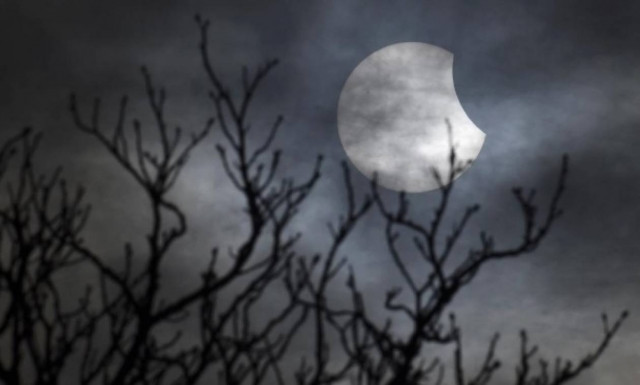 Έκλειψη ηλίου: Δείτε τις εντυπωσιακές φωτογραφίες (photos)