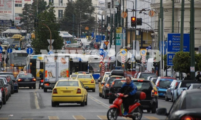 Πειραιάς: Ένα απέραντο... πάρκινγκ (Photos+Videos)