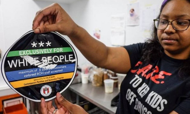 «Μόνο για λευκούς»: Το αυτοκόλλητο που προκάλεσε σάλο στις ΗΠΑ (video)