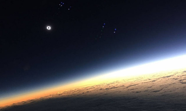 Παρακολουθώντας την έκλειψη από το αεροπλάνο (Photos)