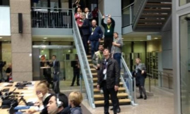 Και στη Σύνοδο Κορυφής παρακολουθούσαν την έκλειψη ηλίου (photo)